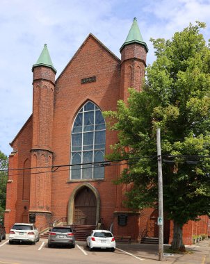 CHARLOTTETown PRINCE EDWARDS ADASI 08 16 2022: Trinity United Church büyük bir tuğla, Gotik Diriliş kilisesidir.
