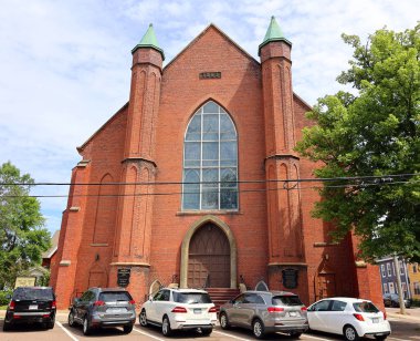 CHARLOTTETown PRINCE EDWARDS ADASI 08 16 2022: Trinity United Church büyük bir tuğla, Gotik Diriliş kilisesidir.