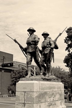 CHARLOTTETown PRINCE EDWARDS ADASI 08 16 2022: Vilayet Binası önünde bulunan Savaş Anıtı, mermer bir üs üzerinde çalışan üç Birinci Dünya Savaşı askerinin anıtı.