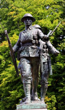 CHARLOTTETown PRINCE EDWARDS ADASI 08 16 2022: Vilayet Binası önünde bulunan Savaş Anıtı, mermer bir üs üzerinde çalışan üç Birinci Dünya Savaşı askerinin anıtı.