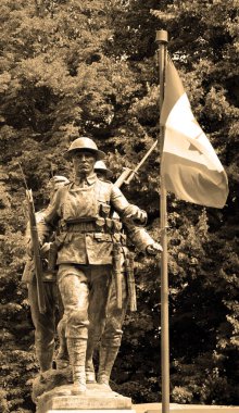 CHARLOTTETown PRINCE EDWARDS ADASI 08 16 2022: Vilayet Binası önünde bulunan Savaş Anıtı, mermer bir üs üzerinde çalışan üç Birinci Dünya Savaşı askerinin anıtı.