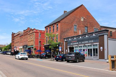 CHARLOTTETown PRINCE EDWARDS ADASI 08 16 2022 Charlottetown sokaklarındaki binalar. Charlottetown, Kanada 'nın Prens Edward Adası eyaletinin başkenti ve en büyük şehridir.