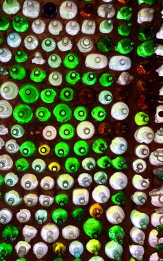 CAPE-EGMONT PRINCE EDWARD ADASI 08 17 2022: 25 binden fazla geri dönüşümlü şişe ustalıkla birleştirilip Şişe Evleri 'ni oluşturuldu.