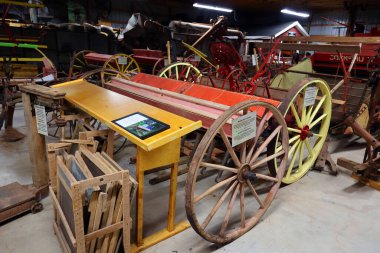 O 'LEARY PRINCE EDWARD Kanada Kanada 08: 17 2022: Tohum veren Kanada Patates Müzesi ve Antika Tarım Makineleri Müzesi, çeşitli ekranlarda patatesin tarihi ve kültürü hakkında bilgi edinin