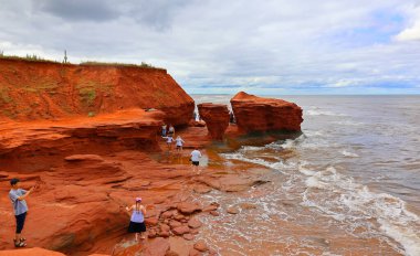 ThUNDER Koyu PRINCE EDWARD ADASI 08 19 2022: Thunder Cove Sahili Prince Island 'daki en çok fotoğraflanan kaya oluşumlarından biridir ve on yıllardır orada bulunmaktadır..