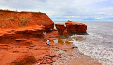 ThUNDER Koyu PRINCE EDWARD ADASI 08 19 2022: Thunder Cove Sahili Prince Island 'daki en çok fotoğraflanan kaya oluşumlarından biridir ve on yıllardır orada bulunmaktadır..