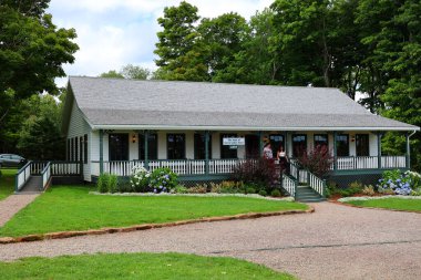 CAVENDISH PRINCE EDWARD ISLAND 08 18 2022: Green Gables Heritage Place, 19. yüzyıldan kalma bir çiftlik ve edebiyat eseridir. Gables, Yeşil Gables romanlarının Anne 'i olarak hizmet verdi.