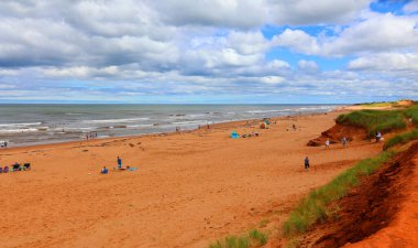 ThUNDER Koyu PRINCE EDWARD ADASI 08 19 2022: Thunder Cove Sahili Prince Island 'daki en çok fotoğraflanan kaya oluşumlarından biridir ve on yıllardır orada bulunmaktadır..