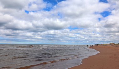 ThUNDER Koyu PRINCE EDWARD ADASI 08 19 2022: Thunder Cove Sahili Prince Island 'daki en çok fotoğraflanan kaya oluşumlarından biridir ve on yıllardır orada bulunmaktadır..
