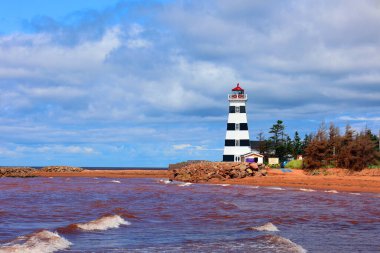 BATI PRINCE EDWARD ADASI 08 18 2022: West Point deniz feneri, Kanada 'nın Prince Edward Adası' nın güneybatı köşesinde yer alan bir pelerin ve anonim topluluktur..