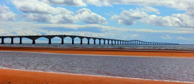 BORDEN CARLETON PRINCE EDWARD ADLAND 08 23 2022: Konfederasyon Köprüsü Northumberland Boğazı 'nın Abegweit Geçidi' nden geçen Trans-Kanada Karayolu 'nu taşıyan bir kutu kirişli köprüdür.