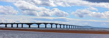 BORDEN CARLETON PRINCE EDWARD ADLAND 08 23 2022: Konfederasyon Köprüsü Northumberland Boğazı 'nın Abegweit Geçidi' nden geçen Trans-Kanada Karayolu 'nu taşıyan bir kutu kirişli köprüdür.