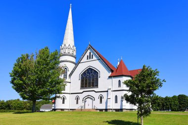 INDIAN RIVER PRINCE EDWARD ADLAND 08 25 2022: St. Marys Kilisesi, Fransız Gotik etkisinin güzel bir örneği, 1902 yılında inşa edilmiştir.