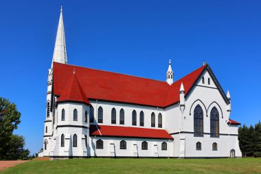 INDIAN RIVER PRINCE EDWARD ADLAND 08 25 2022: St. Marys Kilisesi, Fransız Gotik etkisinin güzel bir örneği, 1902 yılında inşa edilmiştir.