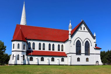 INDIAN RIVER PRINCE EDWARD ADLAND 08 25 2022: St. Marys Kilisesi, Fransız Gotik etkisinin güzel bir örneği, 1902 yılında inşa edilmiştir.