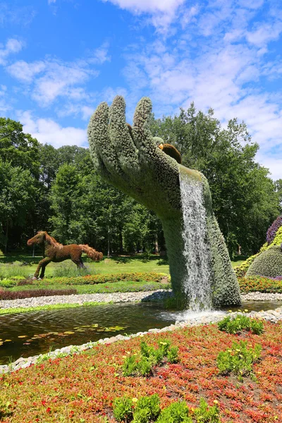 Hand statue Mosaiculture Once Upon a Time Earth, the exhibition will be a hymn to the beauty of life on our planet