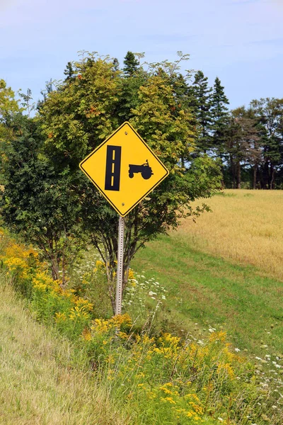 Trator Sinal Perto Campo Natureza — Fotografia de Stock