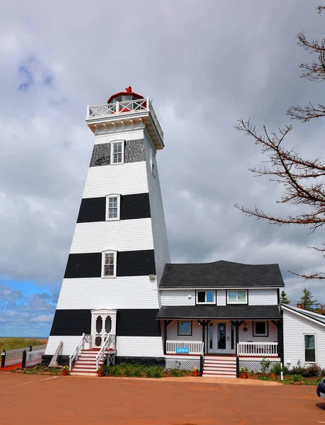 西点灯塔 West Point Prince Edward Island 2022年8月18日 西点灯塔是位于加拿大爱德华王子岛西南角的一座海角和一个未合并的社区 — 图库照片