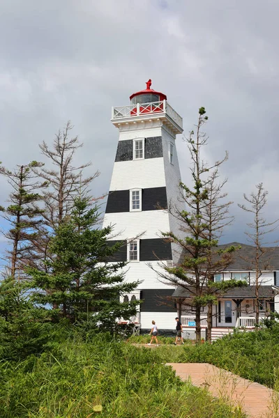 西点灯塔 West Point Prince Edward Island 2022年8月18日 西点灯塔是位于加拿大爱德华王子岛西南角的一座海角和一个未合并的社区 — 图库照片