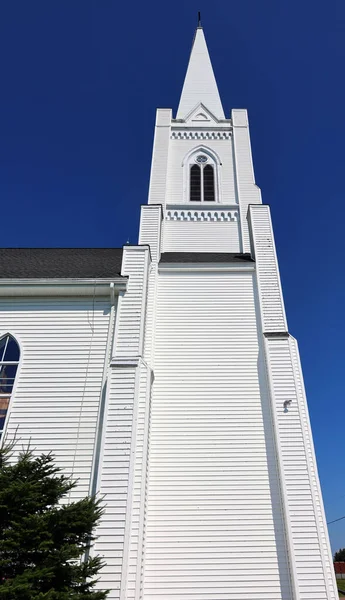 Memramcook New Brunswick カナダ08 2022 ノートルダム ルルド教会ゴシック復興様式の影響を強く受けたルネサンス復興木造建築 — ストック写真