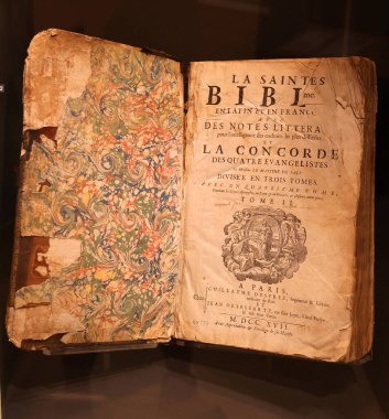 Tarihi müzedeki eski İncil. 