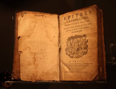 Tarihi müzedeki eski İncil. 