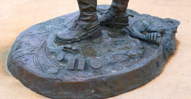 MONCTON, NEW BRUNSWICK, CANADA - 08 24 2022: RCMP polisleri Doug Larche, Dave Ross ve Fabrice Gevaudan 'ın yer aldığı bronz heykel 20' deki Moncton çatışması sırasında öldürüldü