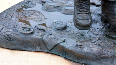 MONCTON, NEW BRUNSWICK, CANADA - 08 24 2022: RCMP polisleri Doug Larche, Dave Ross ve Fabrice Gevaudan 'ın yer aldığı bronz heykel 20' deki Moncton çatışması sırasında öldürüldü