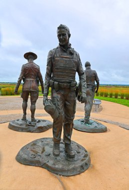 MONCTON, NEW BRUNSWICK, CANADA - 08 24 2022: RCMP polisleri Doug Larche, Dave Ross ve Fabrice Gevaudan 'ın yer aldığı bronz heykel 20' deki Moncton çatışması sırasında öldürüldü