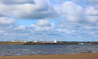 SHEDIAC, NEW BRUNSWICK, CANADA 08 25 2022: The Pointe-du-Chene Yat Club PCYC çok sayıda restorana, butiğe ve Parlee Beach gibi çeşitli etkinliklere yürüme mesafesinde