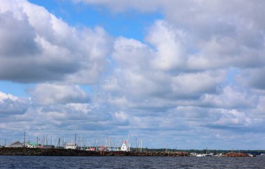 SHEDIAC, NEW BRUNSWICK, CANADA 08 25 2022: The Pointe-du-Chene Yat Club PCYC çok sayıda restorana, butiğe ve Parlee Beach gibi çeşitli etkinliklere yürüme mesafesinde