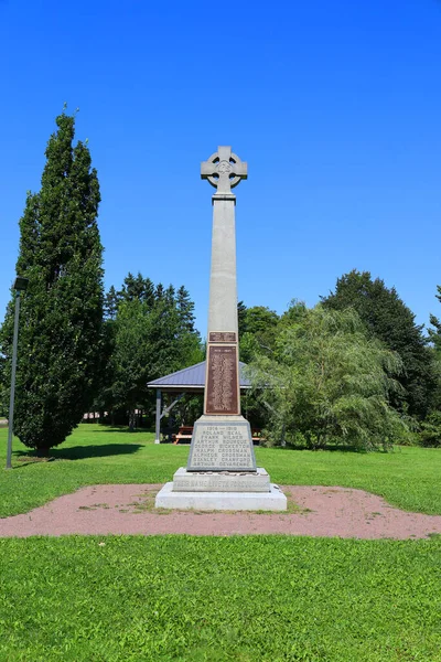 Sackville New Brunswick Canada 2022 Sackville Cenotaph 추모비는 십자가 모양의 — 스톡 사진