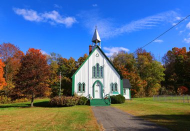 IRON HILL QUEBEC CANADA 10 10 2022: Kutsal Üçleme Quebec 'in doğu kasabalarının sarmal tepelerinde toplandı, bu büyüleyici kilise 1864' ten beri ibadet edenleri karşılamaya devam ediyor..