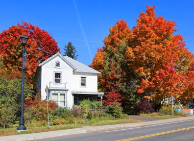 BROMONT QUEBEC CANADA - 10 11 2019: Sonbaharda Bromont, Kanada 'nın Quebec eyaletinin güneybatısında, Mont Brome' un tabanında yer alan bir şehirdir..