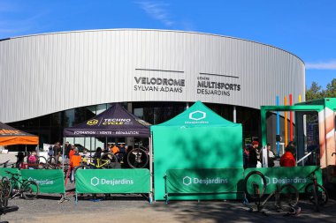 BROMONT QUEBEC CANADA 01 10 2022: Bromont Velodrome Quebec 'teki tek kapalı tesis olacak ve eğitim ve yarış için harika bir merkez olacağa benziyor.