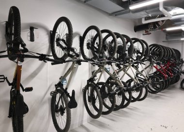 BROMONT QUEBEC CANADA 01 10 2022: Bromont Velodrome 'daki kiralık bisiklet odası Sylvan Adams hipodromu Quebec' teki tek kapalı tesis olacak ve eğitim ve yarış için harika bir merkez olacağına söz veriyor.