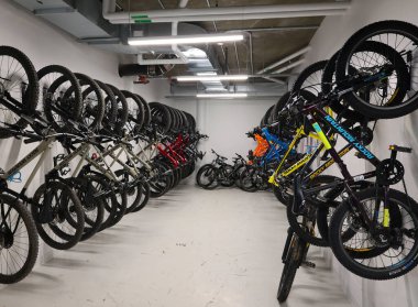 BROMONT QUEBEC CANADA 01 10 2022: Bromont Velodrome 'daki kiralık bisiklet odası Sylvan Adams hipodromu Quebec' teki tek kapalı tesis olacak ve eğitim ve yarış için harika bir merkez olacağına söz veriyor.