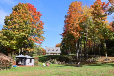 BROMONT QUEBEC CANADA 01 10 2022: Sonbaharda Kanada 'nın Bromont Quebec eyaleti doğusundaki tipik bir ev