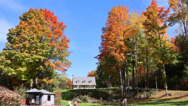BROMONT QUEBEC CANADA 01 10 2022: Sonbaharda Kanada 'nın Bromont Quebec eyaleti doğusundaki tipik bir ev