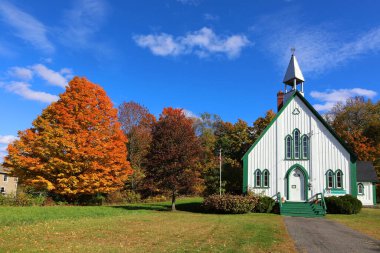 IRON HILL QUEBEC CANADA 10 10 2022: Kutsal Üçleme Quebec 'in doğu kasabalarının sarmal tepelerinde toplandı, bu büyüleyici kilise 1864' ten beri ibadet edenleri karşılamaya devam ediyor..