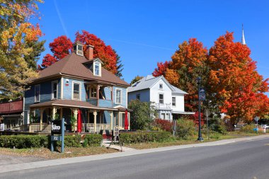 BROMONT QUEBEC CANADA - 10 11 2019: Sonbaharda Bromont, Kanada 'nın Quebec eyaletinin güneybatısında, Mont Brome' un tabanında yer alan bir şehirdir..