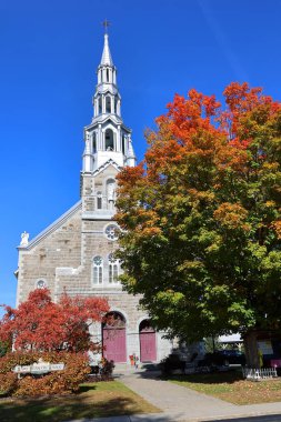 BROMONT QUEBEC CANADA 10 11 2022: 1889 'da inşa edilen Saint Francis Xavier Kilisesi, orijinal kule 1909' da yıkıldı ve 1916 'da şimdiki kule ile değiştirildi..