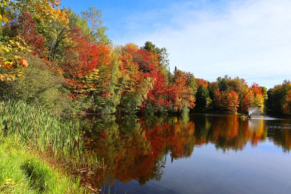 Herbst Landschaft Reflexion Bromont Eastern Township Quebec Provinz Kanada — Stockfoto