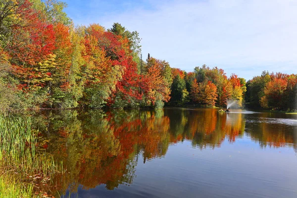 Autunno Riflessione Paesaggio Bromont Eastern Township Provincia Del Quebec Canada — Foto Stock