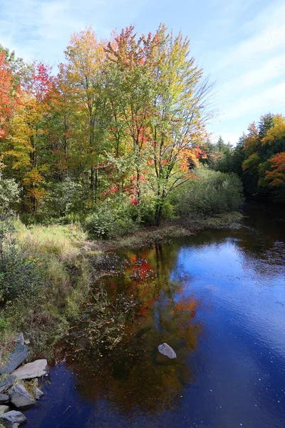 Fall Landskap Reflektion Bromont Eastern Township Quebec Provinsen Kanada — Stockfoto