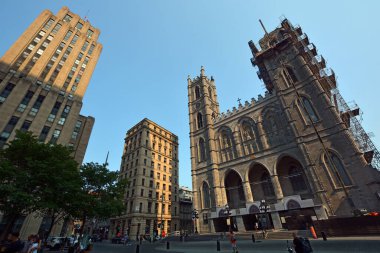 MONTREAL QUEBEC CANADA 09 09 10 2022: Place d 'arme and Notre-Dame Basilica (Fransızca: Basilique Notre-Dame de Montreal), Montreal' in tarihi bölgesinde yer alan bir bazilika.
