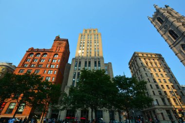 MONTREAL QUEBEC CANADA 09: 10 2022: The Aldred Building or Builfice La Prevoyance, Kanada 'nın Quebec kentinin Montreal bölgesinin tarihi Place d' Armes meydanında bulunan bir sanat deco binasıdır.