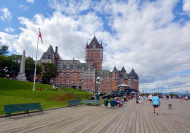 QUEBEC CITY CANADA 08 29 2022: Chateau Frontenac büyük bir oteldir. 1980 'de Kanada Ulusal Tarih Bölgesi olarak belirlendi ve genellikle dünyanın en çok fotoğraflanan oteli olarak kabul edildi.
