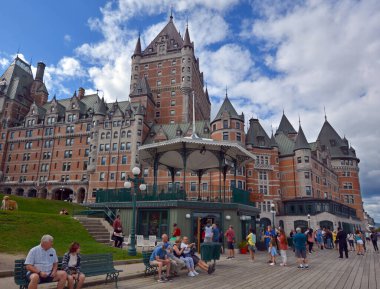 QUEBEC CITY CANADA 08 29 2022: Chateau Frontenac büyük bir oteldir. 1980 'de Kanada Ulusal Tarih Bölgesi olarak belirlendi ve genellikle dünyanın en çok fotoğraflanan oteli olarak kabul edildi.