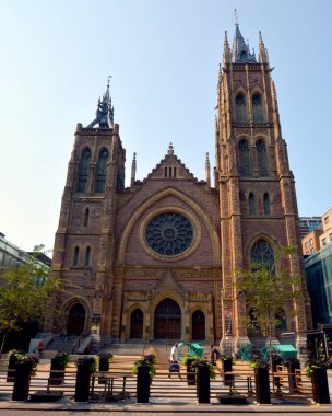 MONTREAL QUEBEC CANADA 09 10 2022: Saint James United Church, Kanada 'nın Quebec kentinde bulunan bir miras kilisesidir. Kanada Birleşik Kilisesi 'ne bağlı bir Protestan kilisesidir.